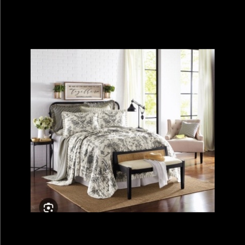 Classic Black and White Toile queen size Quilt - no shams